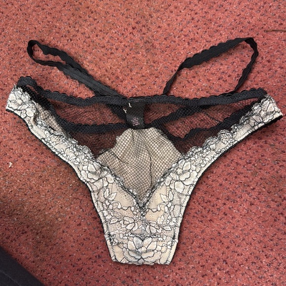 VS lingerie set - Picture 3 of 5